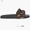 2023 New Fashion Womens Sandals Paris Femmes Luxurys Designers célèbres Slippers Fashion Summer Girls Slice Beach Womens Sandal Sandal Flip Flops Chaussures 35-42