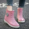 Bottes de pluie Designer mi-mollet bottes de pluie chaussures imperméables vertes pour femmes pour les jours de pluie dames chaussures de pluie en caoutchouc de fourrure rose femme Galoshes 231128