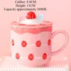 Muggar 1pc Creative Cartoon Cake Strawberry Mug med lock Söta keramiska höga skönhetsgåva Hem matbord levererar mjölkvatten kaffekopp