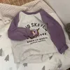 Tshirts kontrast Tshirt Autumn Märke långärmad tecknad utskrift Oneck toppar baby trendiga kläder tunn mjuk bottentröja 230427