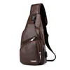 حزم الإطار الخارجي Men Men Sport Chest Bag Vintage Pu Zipper Open Crossbody مع ثقوب سماعة الأذن غير الرسمية للرجال 230427