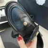 Loafers 2023 Herbstmode Leder Ringer Allgleiches kleine Lederschuhe hochwertiger Damen-Einzelfuß Metallschnalle schwarzer Einzelschuh