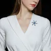 Zircon Snowflake Brooch Small Design Sense Suit Coat Coat Accessories Corsage 2022 New Clothes