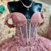 Розовое блестящее милое платье Quinceanera с открытыми плечами, расшитое блестками, кружевным бантом и бусинами, с скользящим шлейфом, милое вечернее платье для 15 лет