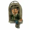 Trädgårdsdekorationer älva ut genom dörrfönstret Tree Hugger Naughty Gnome Statue Decor Outdoor 231127