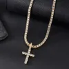 Collana alla moda, versatile per le donne, con un senso che non sbiadisce. Nuovo prodotto: collana con croce in zirconi