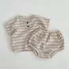 Barboteuses né bébé vêtements garçon décontracté style occidental rayé à manches courtes t-shirt costume fille été coton triangle shorts 230427