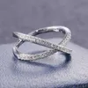 Alyans Lüks Çapraz Şekli Kadın Nişan Yüzüğü Tam döşeli taş gümüş renk zarif basit kadın takı yüzüğü R231128