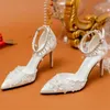 Kleidschuhe Französische Hochzeit Perle Quaste Kette Spitze Blumen Weiße hochhackige Braut Ein-Wort-Riemen Hohle Damenpumps