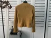여자 스웨터 디자이너 럭셔리 가을과 겨울 새 발 금색 버튼 면적 느슨한 풀 오버 긴 소매 스웨터 가디건 그물 레드 애호가 CWQC