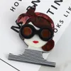 Broschen Design Schönes Mädchen mit Brille Brosche für Frauen große Acryl Cartoon Harz Figur Pins Revers Modeschmuck