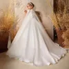 Lyxiga vita spetsarapplikationer Flower Girl Dress with Cape 2024 A-Line O-Neck White Sleeveless Pearls Beading First Communion Gown