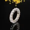 Cette bague haut de gamme pour femme de chez Wholesale est magnifiquement ornée de pierres opulentes en zircon pour un aspect élégant et raffiné.