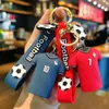 Porte-clés en forme de vêtements de Football, joueur 3d, vente en gros, personnalisé, Logo de dessin animé en forme de personnage, pour cadeau Souvenir