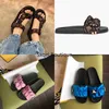 2023 New Fashion Womens Sandals Paris Femmes Luxurys Designers célèbres Slippers Fashion Summer Girls Slice Beach Womens Sandal Sandal Flip Flops Chaussures 35-42