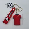 Porte-clés en forme de vêtements de Football, joueur 3d, vente en gros, personnalisé, Logo de dessin animé en forme de personnage, pour cadeau Souvenir