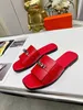 2023 nouvelles sandales d'été de luxe en métal tête ronde rouge pantoufles à talons plats tongs de plage à la mode grandes chaussures pour femmes eu35-44
