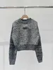 Kadın Sweaters Tasarımcısı Lüks 23 Sonbahar/Kış Yeni Çok Yönlü Moda Günlük Ağır Sanayi Boncuk Kısa Örme Yün Uzun Kollu Kazak 8U72