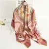 Halsdukar Spring New Beach Stoles 135 cm Big Silk Square Scarf Women Luxury Shawl Wrap Neckerchief Hijab Headsves Turban 2022 Bandana J230428