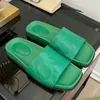 Nya platta högkvalitativa tofflor för kvinnor par fyrkantiga flipflops med tryckt huvud Lyxiga ytterkläder läder strand Jelly flipflops