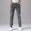 Мужские джинсы 2023 бренд подготовлен прямо в классическом бизнес -бизнес -модном молодых мужчинах.
