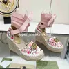 مصمم صنادل إسفين هاي كعب الكعب من منصة الصندل تطريز Sexy Sendals Espadrille Open Open Tee Gules Summer Walk Summer Sandals Size 35-42