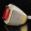 Bröllopsringar Romad 2023 Högkvalitativ smycken Partihandel Promotion Red Big Stone Gold Color Hip Hop Bling Mens Micro Pave Ring Anillo Hombre