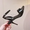 Lüks Yüksek Topuklu Sandalet Kadın Tasarımcısı Üçgen Toka Dekorasyon Bayanlar Elbise Ayakkabıları En Kalite Orijinal Deri Metal Topuklu Seksi Kadınlar Stiletto Sandal