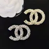 Designer de marca letras diamante broches pino feminino cristal strass pérola broche pinos charme menina jóias acessórios