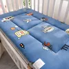 Filtar Swaddling Baby Crib Sängkläder Set 120x60 cm Toddler Bed Madrass Pad Fleece Breattable Boys Girls Cartoon Room Söt golvspel Matt 231127