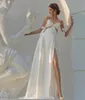 Eleganckie długie satynowe sukienki ślubne z kości słoniowej z łuk A-line w stylu dekoltowym pociągiem ślubną sukienki nocerów
