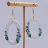 Boucles d'oreilles pendantes rondes pour femmes et filles, pendentif à fleurs en argile blanche, accessoire de bijoux à la mode