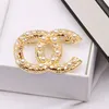 Broche de styliste de luxe pour femmes, Double lettres en perles, broches de costume, à la mode, bijoux de fête de mariage, accessoires, cadeaux