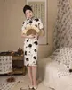 Etniska kläder kvinnors satin blommor tryck qipao vintage kinesisk stil kort ärm cheongsam sommar sexig fest klänning mujer vestidos