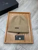 2023Designer Herr- och kvinnors beanie faller och vinter Essential Small Perfume Style New Warm Fashion Classic Sport Solid Color Neutral Simple.