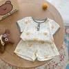 Peleles para niños, conjunto informal de verano, camiseta de oso bonito, camisetas de manga corta de cereza para niñas y pantalones cortos de algodón holgados a cuadros simples, traje para niños 230427