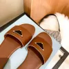 Kadın tasarımcılar terlik sandalet üçgen terlik düz slaytlar erkek yaz deri sandalet açık moafers banyo ayakkabıları plaj lüksleri terlik siyah beyaz ayakkabı