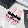 Sandalias de diseñador Zapatillas Compiladas Suela de cuero superior Moda Playa Pisos casuales Logotipo de letra con caja y bolsa para el polvo 35-42