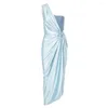 青いビーチで切り取られた女性の水着のワンショルダーマイロは豪華なドレスを覆う