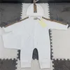 Diseñador de bebés nuevo comercio exterior bebé onesie algodón puro moda clásica traje de rastreo de manga larga Ha hat babero conjunto de tres piezas g06