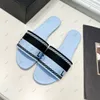 Sandalias de diseñador Zapatillas Compiladas Suela de cuero superior Moda Playa Pisos casuales Logotipo de letra con caja y bolsa para el polvo 35-42