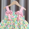 Vestidos de meninas 2pcsset verão suspensório menina infantil roupas terno de flores de moda arco de criança figurina de crianças envie chapéu de 0 a 3 anos 230427