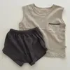 Barboteuses né bébé vêtements garçon décontracté style occidental rayé à manches courtes t-shirt costume fille été coton triangle shorts 230427