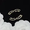 Marca de diseñador Broches con letras de cobre Chapado en oro de 18 quilates Joyas de diamantes de imitación de cristal hueco Broche de latón Borlas Pin de perlas Casarse con accesorios de regalo de la fiesta de Navidad