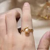 Обручальные кольца Новый стиль дизайна Открытые кольца с розовым пресноводным жемчугом для женщин Кольца с цветочным покрытием из 14-каратного золота R231128