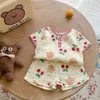 Peleles para niños, conjunto informal de verano, camiseta de oso bonito, camisetas de manga corta de cereza para niñas y pantalones cortos de algodón holgados a cuadros simples, traje para niños 230427