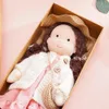 Dolls Conjunto completo de 30cm Menina de pelúcia Waldorf Made macia recheada com Golden Curly Hair Gift for Kids 230427