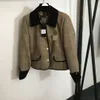 1116 XL 2023 Milan Runway Coat Autumn Märke samma stil kappa lapel hals hög kvalitet långärmad kvinnkläder 20239223