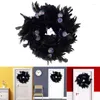 Flores decorativas Corona de plumas de cóctel negra de 11 pulgadas con decoraciones de Halloween Decoración de la puerta de la puerta delantera