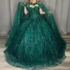 Emerald Green Shiny Quinceanera -klänningar för 16 flickans applikationer spetspärlor med Cape Princess Ball -klänningar Födelsedagsklänning Vestidos de de